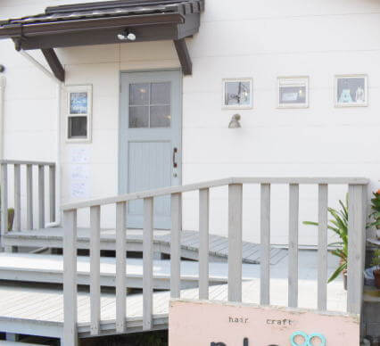 かわいい木製玄関ドア