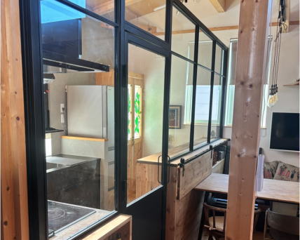 キッチンとダイニングを仕切るアイアン窓の施工例