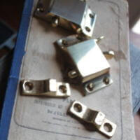 窓に使うクール金物