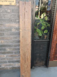 古材の質感が映えるディスプレイ用棚板