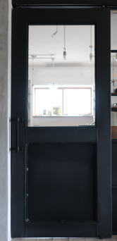 店舗玄関のアイアンドア