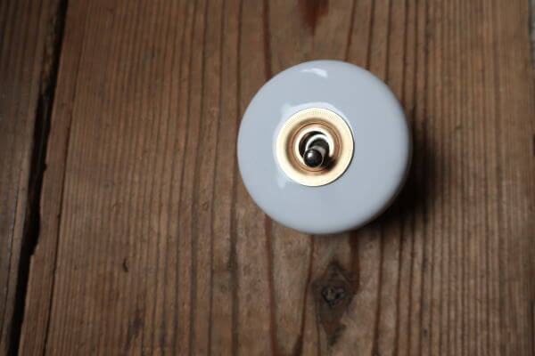 レトロ感のある陶器スイッチ