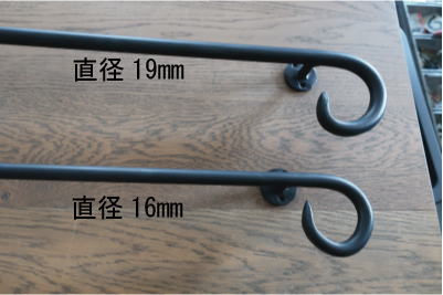 黒のアイアンハンドル,ドアのアクセントになる個性派デザイン