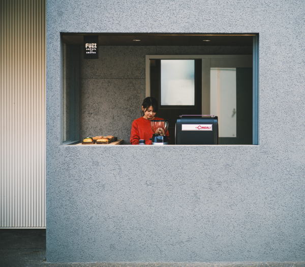 手作業で印字されたスタイリッシュなショップサイン