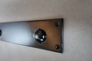 実用性とデザイン性を兼ね備えたドアフロント金具