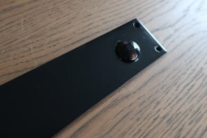 無垢材ドアに映えるアイアンバー