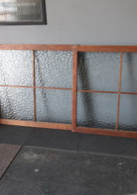 ガラス入りレトロな木製引き戸