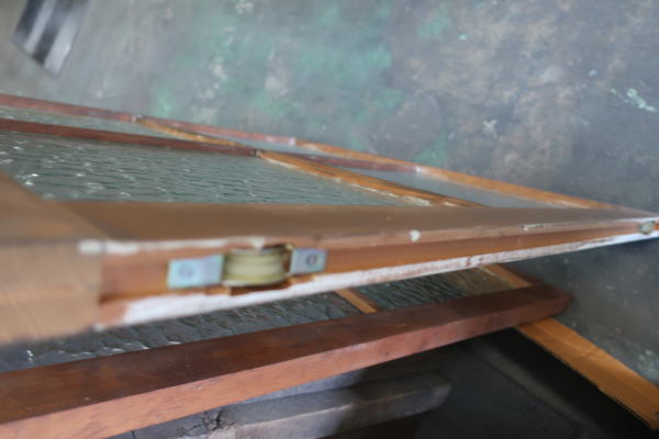 和洋どちらにも合うレトロガラス入りの古窓