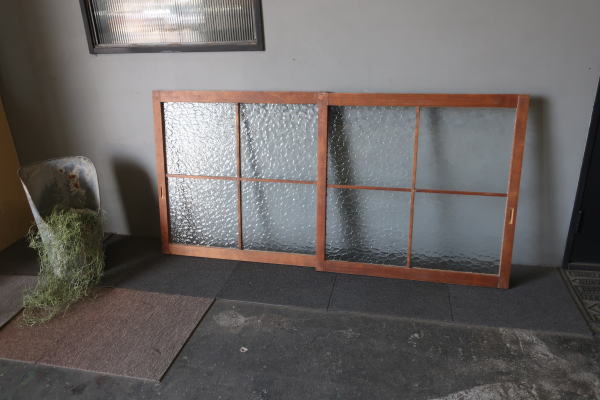 昭和レトロなブラウン木製窓