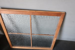 モニュメントガラスが美しいUSEDのレトロ木製窓