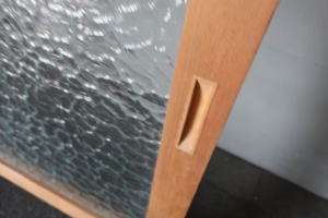 モニュメントデザインガラスのブラウン木枠窓