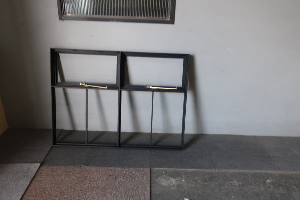 人気のアイアン窓が特価で手に入る