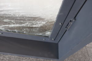 気泡ガラス入りのアンティーク風回転窓,木と鉄の異素材組み合わせ