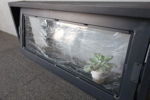 アイアンフレームと木枠の重厚感あるデザイン窓,3サイズ展開