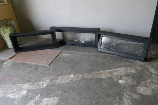 アウトレットアイアン回転窓 ブラック塗装 木枠付き 気泡ガラス入り