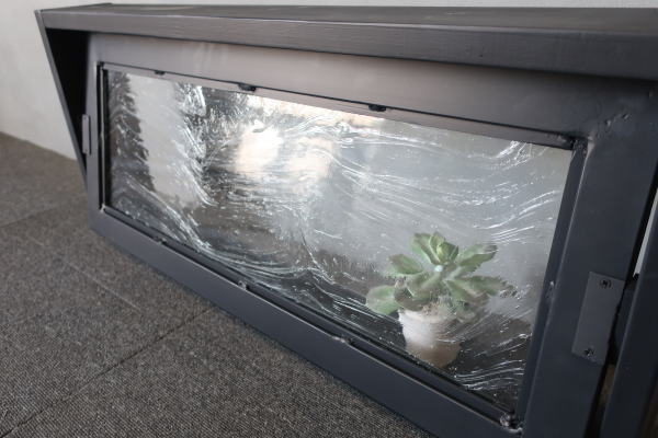 経年変化を楽しめるおしゃれな小窓,輸入気泡ガラスを使用