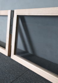 ホイトコ金物付きのスイング窓（オーク材）