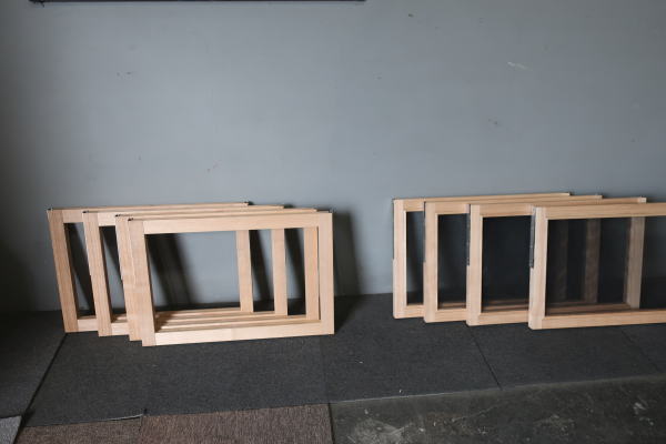 ホイトコ金物付きのスイング窓（オーク材）