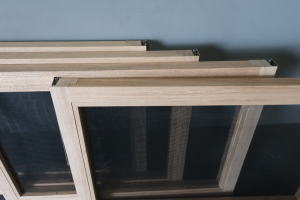 網戸が組み込まれたオーク窓

