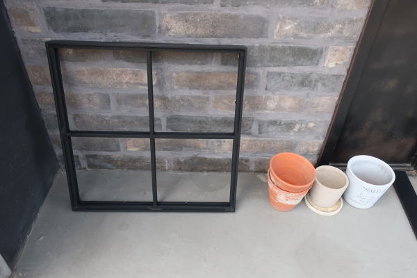 ブラックアイアンの重厚なデザイン窓