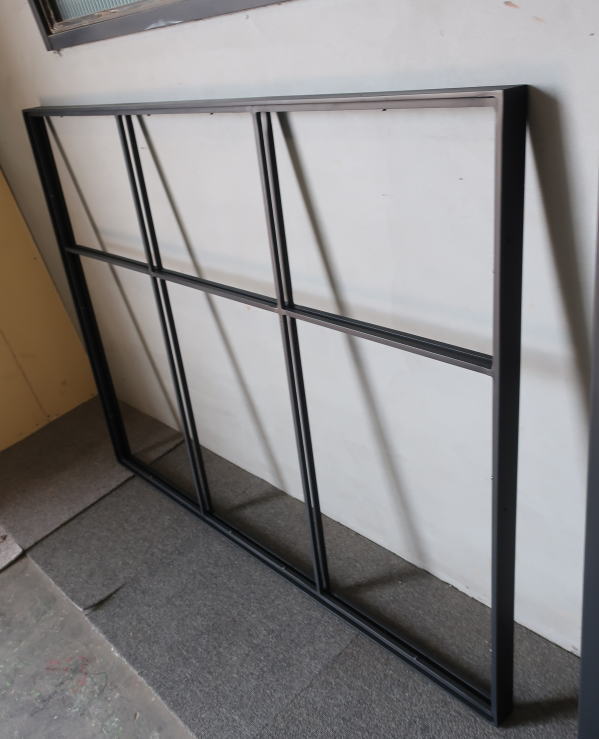 明かり取りに人気のサイズ感｜スタイリッシュな6マスFIXアイアン窓