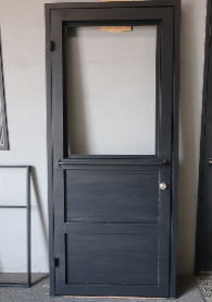 無骨な海外製ドアに日本製の錠前を組み合わせた1枚扉