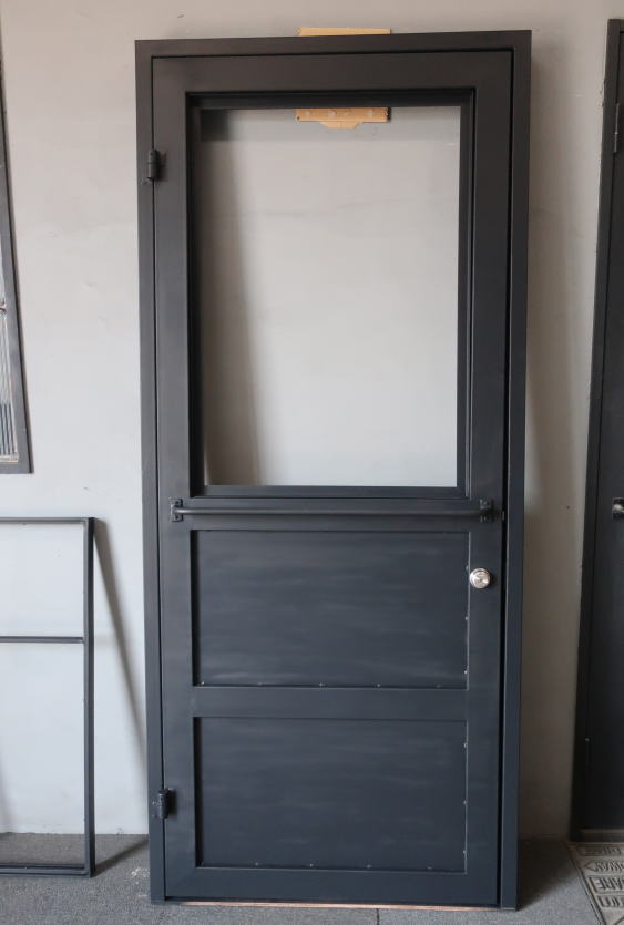 アイアン製開戸と枠がセットになった重厚なブラックドア md-d102