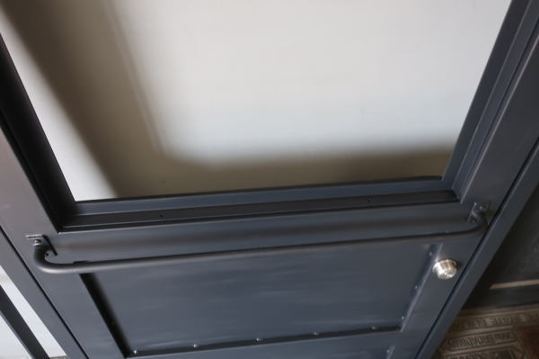 マットブラック塗装でインダストリアル感を高めた開き戸