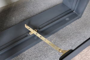 スイング(押上)で開閉でき換気にも役立つ室内窓の使い勝手