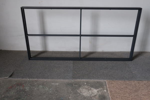 十字格子デザインのディテール(シャープな細線フレーム)