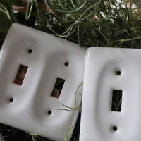 アンティーク風にも合うアメリカ製セラミック製スイッチプレート・優しい白