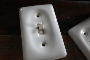 セラミック素材の白いスイッチプレートで海外インテリアを演出する照明パーツ