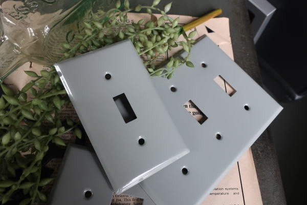 スチール製スイッチプレート1口タイプ・淡いグレイカラーで白壁に映える照明パーツ