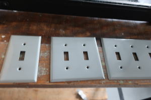 グレイカラーのスチールスイッチプレート・インダストリアルな空間にもマッチ