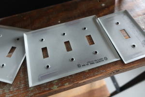 1~3口対応のスチール製プレート・おしゃれなショップの壁スイッチにおすすめ