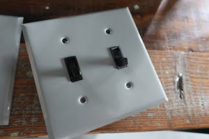 アメリカスイッチ対応のスチールプレート・淡いグレイカラーが魅力