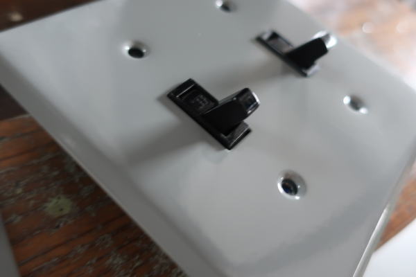 白い壁やダークな壁にもなじむグレーカラーのアメリカンスイッチ用プレート