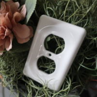 洗面や廊下のアクセントに最適な陶器製プレート,やさしい白が空間にマッチ