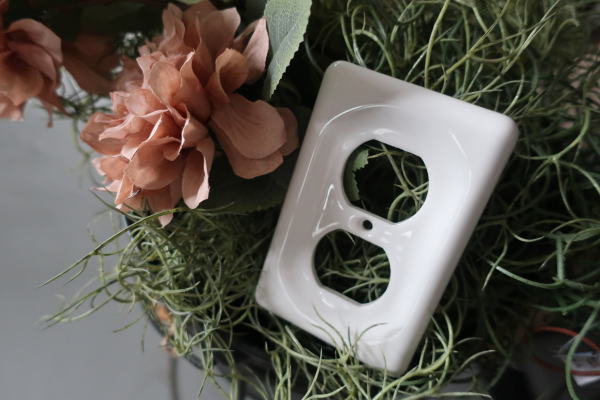 アメリカ製セラミックコンセントプレート,ホワイトの陶器が美しい2口タイプ