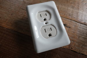 優しい質感の陶器製プレート,ナチュラルな空間に溶け込むシンプルデザイン