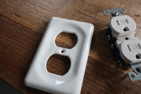 アメリカンヴィンテージ風のセラミック製コンセントプレート,空間を品良く演出