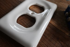 海外住宅のような雰囲気に,セラミック素材のアメリカ仕様コンセントカバー