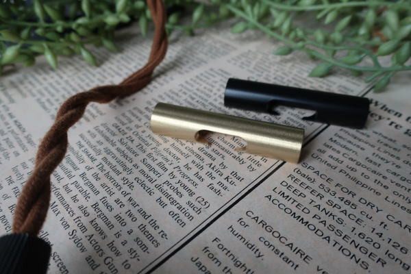 スリムでシンプルなアジャスター2種の並び比較（ブラス・ブラック）