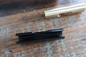 ブラスとブラックのコードアジャスター、シンプルな構造と質感が魅力