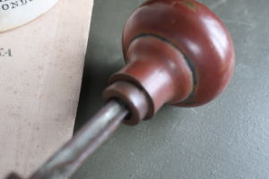 ドアのアクセントになるアンティークドアノブ
