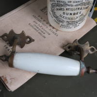 異国デザインの陶器ハンドル
