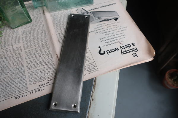 店舗ドアに合うアンティーク風押し板