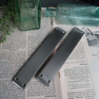 昭和レトロな風合いのドア押し板