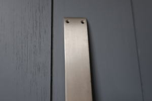 小さな扉にも使いやすいレトロドア金物