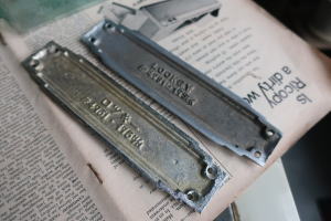 小さな扉や家具にも使えるアンティーク風金物